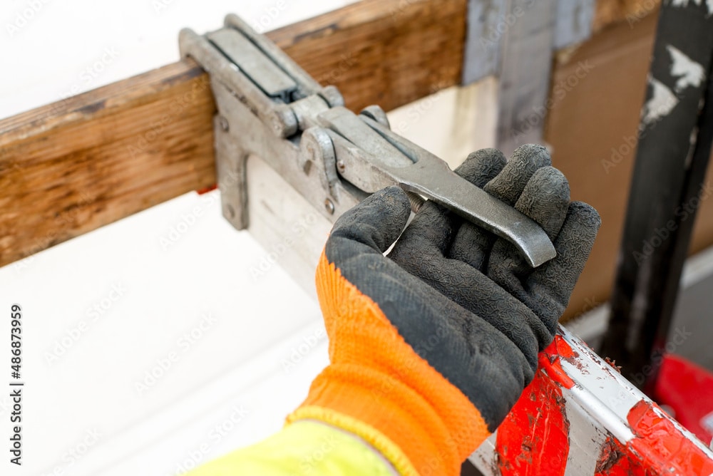 Different Types of Cargo Load Bars for Trucks